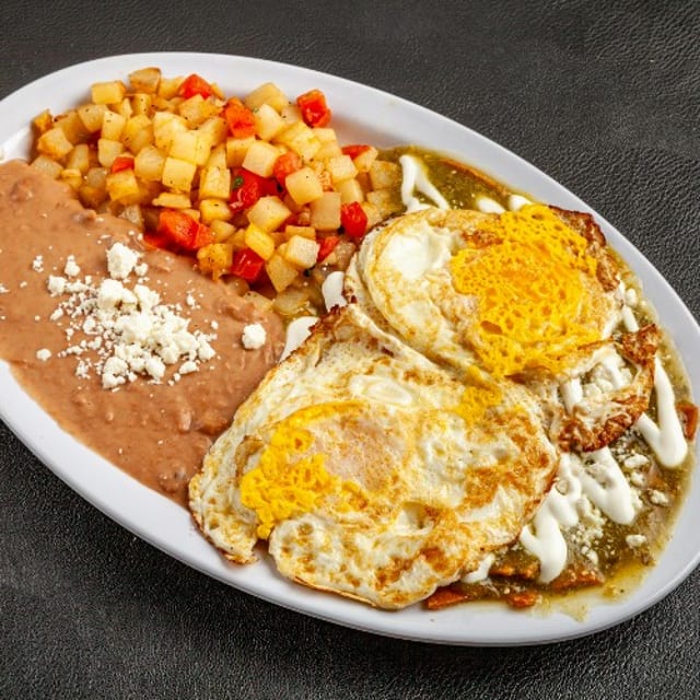 Chilaquiles verdes con huevo.