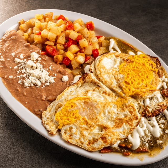 Chilaquiles verdes con huevo.